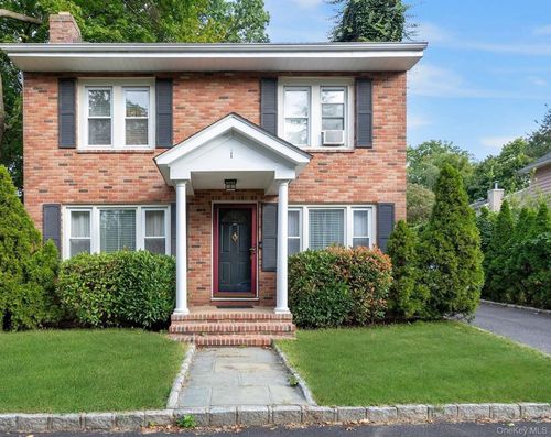 1 Motts Ln, Glenwood Landing, NY, 11547-3015 | Card Image