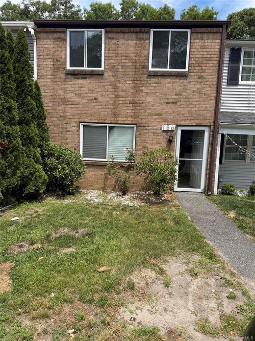 136 Hill Crescent, Riverhead, NY, 11933 | Card Image