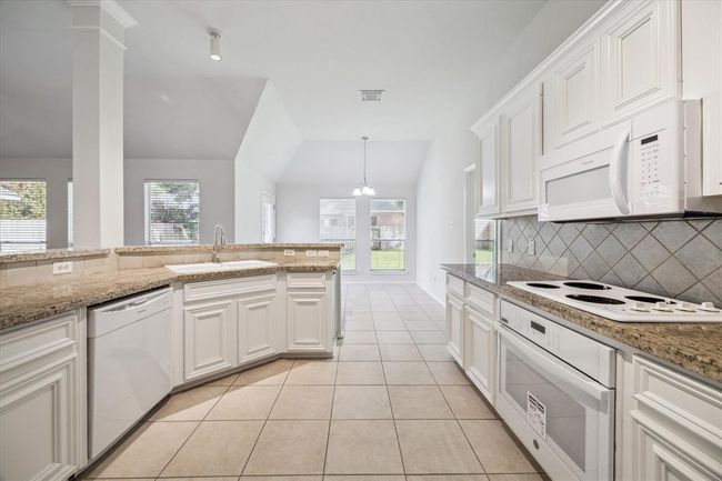Kitchen | Image 11