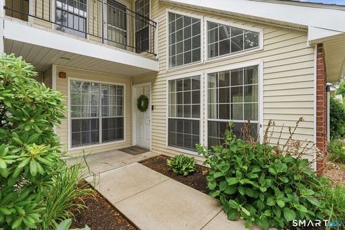 5-5 Carriage Crossing Ln, Middletown, CT, 06457-5827 | Card Image