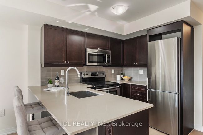 3 - 175 William Duncan Rd, Condo with 2 bedrooms, 2 bathrooms and 1 parking in North York ON | Image 6