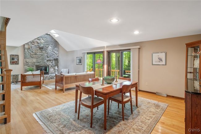 Spacious dining area | Image 18