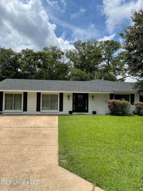 100 Hunter Dr, Ocean Springs, MS, 39564-5616 | Card Image