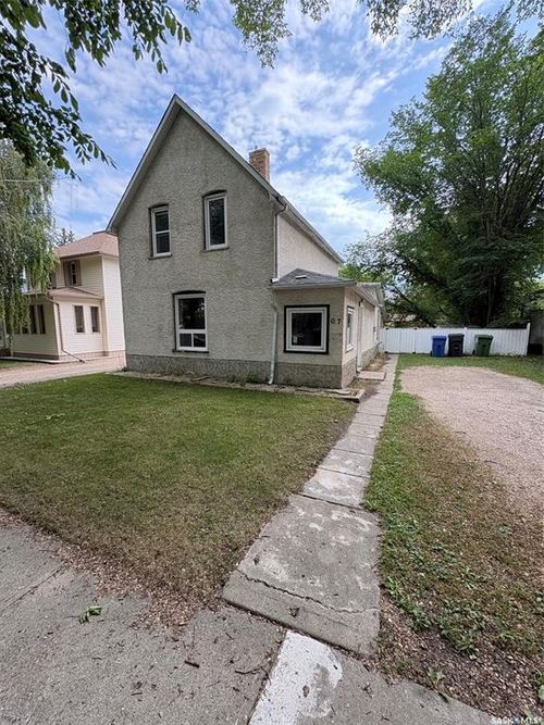 67 Assiniboia Avenue, House with 3 bedrooms, 1 bathrooms and 4 parking in Yorkton SK | Card Image