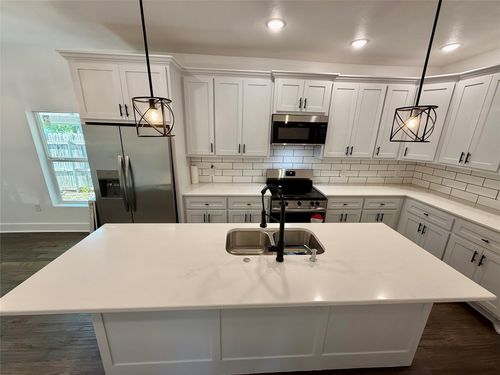 825 Texas St, Graham, TX, 76450-3620 | Card Image