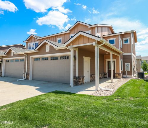 2821 28th St W, Williston, ND, 58801-3561 | Card Image