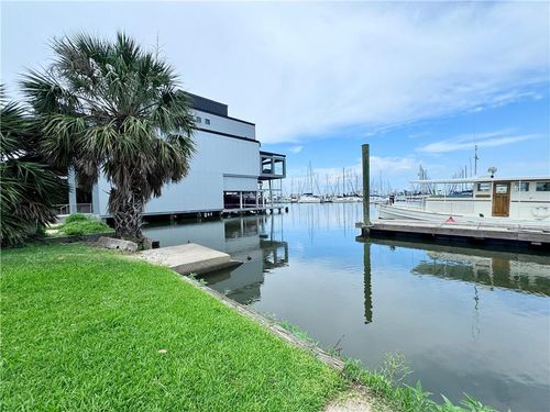 7690 Breakwater Dr, New Orleans, LA, 70124-1611 | Card Image