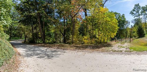 10516 Merrill Drive, Fenton, MI, 48430 | Card Image