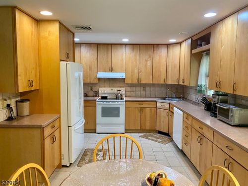 10 Christine Pl, Vernon, NJ, 07462-3511 | Card Image