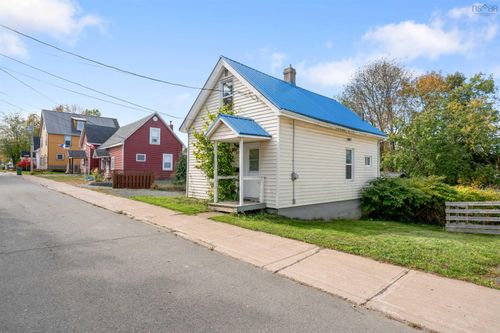 377 Macdonald St, New Glasgow, NS, B2H2V6 | Card Image
