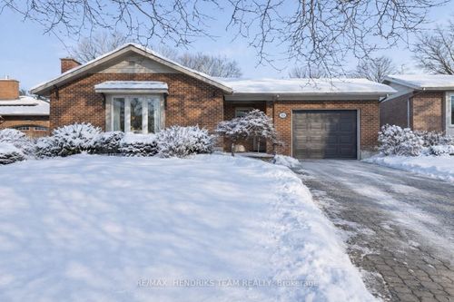 704 Vine St, Saint Catharines, ON, L2M7L7 | Card Image