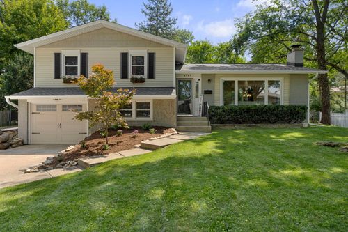 6949 Meadowcrest Dr, Downers Grove, IL, 60516-3506 | Card Image