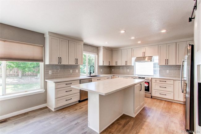 Island with seating for 4 | Image 11