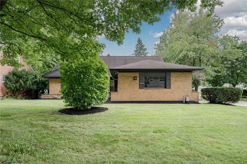 5680 Alberta Dr, Lyndhurst, OH, 44124-3924 | Card Image