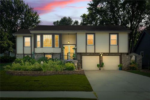 8011 Gillette St, Lenexa, KS, 66215-2516 | Card Image