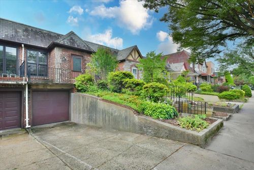 85 66th Rd, Rego Park, NY, 11374-5222 | Card Image