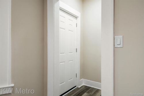 1623 Gladstone St, Detroit, MI, 48206-2229 | Card Image
