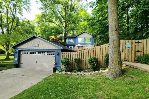 11230 Lakeshore Dr, Three Rivers, MI, 49093-9224 | Card Image