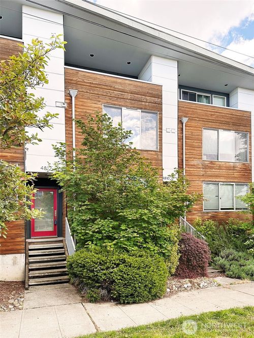 4812 Linden Ave N, Seattle, WA, 98103-6568 | Card Image
