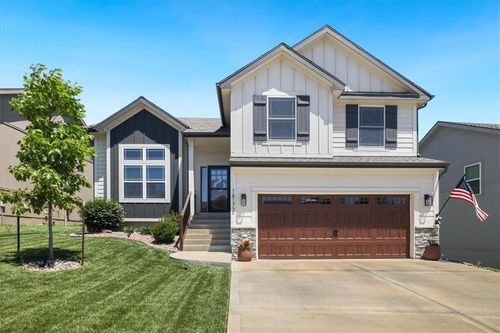 16172 Giorgia St, Parkville, MO, 64152-8774 | Card Image