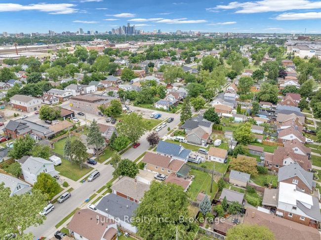 1662 Cadillac St, House other with 5 bedrooms, 3 bathrooms and null parking in Windsor ON | Image 9