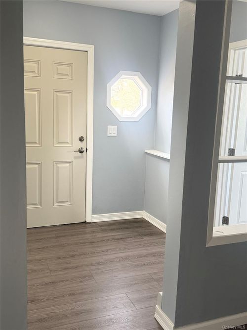 71 Community Rd, Bay Shore, NY, 11706-7832 | Card Image