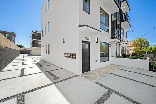 6704 Kester Ave, Van Nuys, CA, 91405-3582 | Card Image