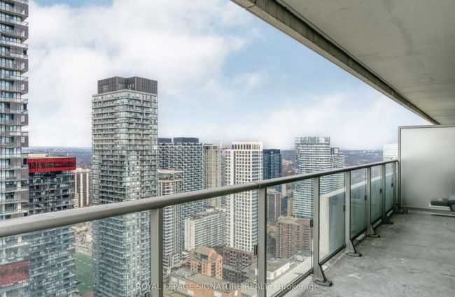 3909 - 2221 Yonge St, Condo with 2 bedrooms, 2 bathrooms and 1 parking in Toronto ON | Image 10