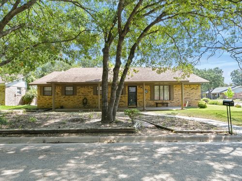 2 Brookhollow Cir, Gainesville, TX, 76240-5607 | Card Image