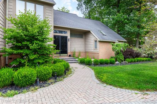 3738 Cherrywood Ct, Rochester Hills, MI, 48309-1007 | Card Image