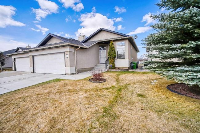 135 Everglade Way Sw, Home with 2 bedrooms, 2 bathrooms and 4 parking in Calgary AB | Image 2