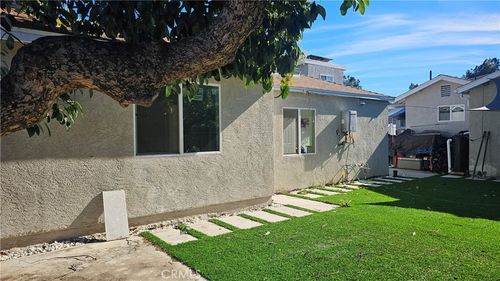 17615 Victory Blvd, Lake Balboa, CA, 91406-5334 | Card Image
