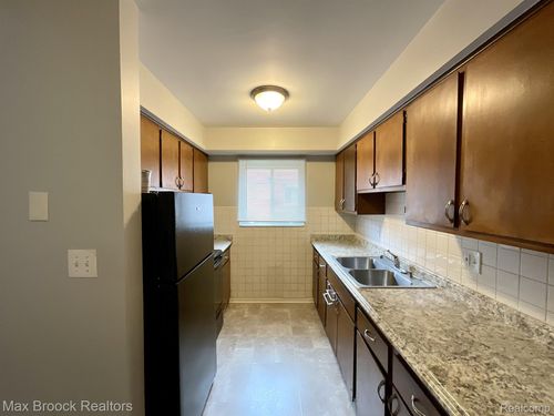 apt-2-15249 E 9 Mile Rd, Eastpointe, MI, 48021-2287 | Card Image
