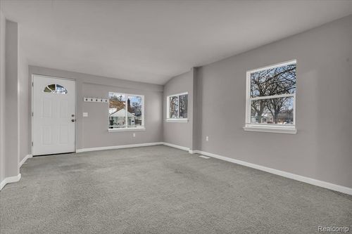 8268 Hudson Ave, Warren, MI, 48089-2333 | Card Image