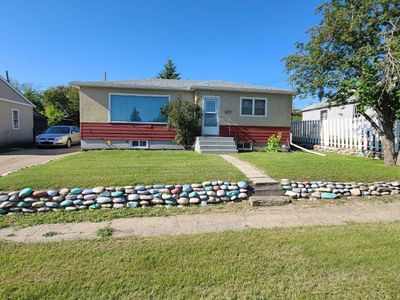 9814 95 Ave, House detached with 4 bedrooms, 2 bathrooms and 2 parking in Peace River AB | Image 1