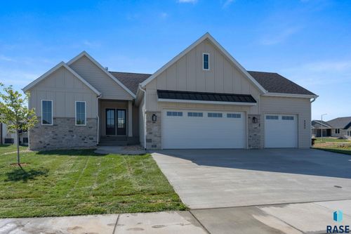 6605 E Hawker Cir Circle, Sioux Falls, SD, 57110 | Card Image