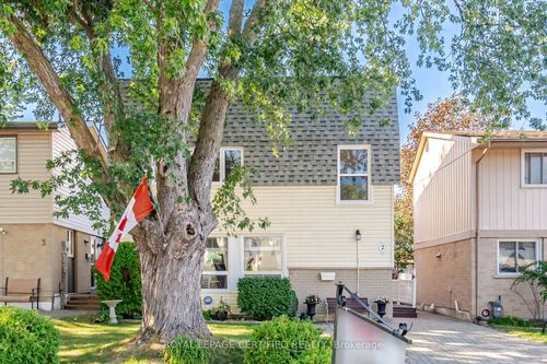 2 Grove Park Sq, House with 3 bedrooms, 2 bathrooms and 4 parking in Brampton ON | Card Image