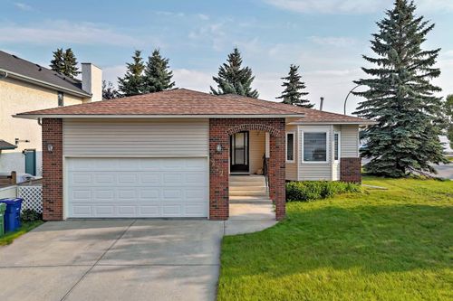 272 Woodside Rd Nw, House with 3 bedrooms, 2 bathrooms and 4 parking in Airdrie AB | Card Image