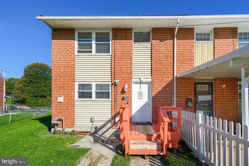 891 E Kings Ct, YORK, PA, 17403-1729 | Card Image