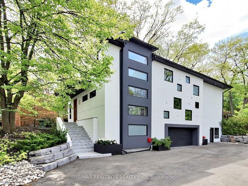 8 Breezewood Dr, Etobicoke, ON, M8Y2C1 | Card Image