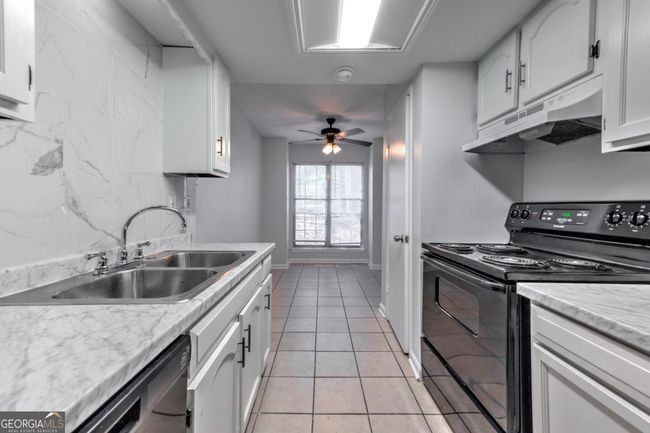 748 Garden View Dr, Condo with 3 bedrooms, 3 bathrooms and 2 parking in Stone Mountain GA | Image 6