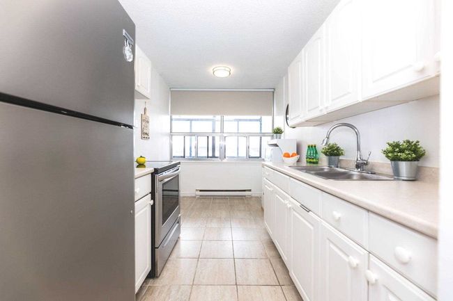 1404 - 25 Kensington Rd, Condo with 2 bedrooms, 1 bathrooms and 1 parking in Brampton ON | Image 10