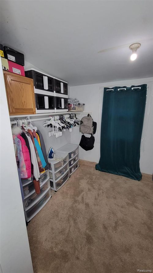 1478 Vinewood St, Auburn Hills, MI, 48326-1653 | Card Image