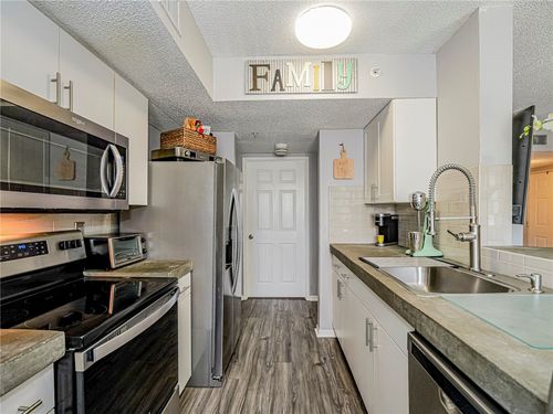 203-1570 S 42nd Cir, Vero Beach, FL, 32967-8133 | Card Image