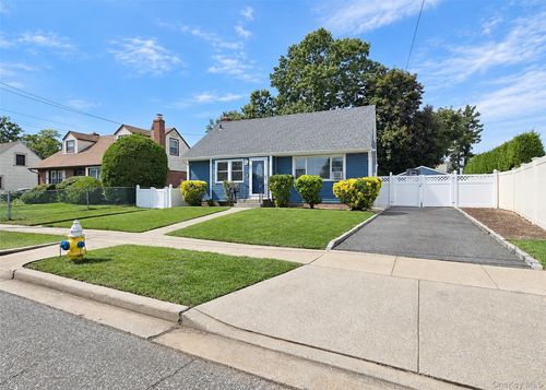 678 Clinton Ave, Uniondale, NY, 11553-2515 | Card Image