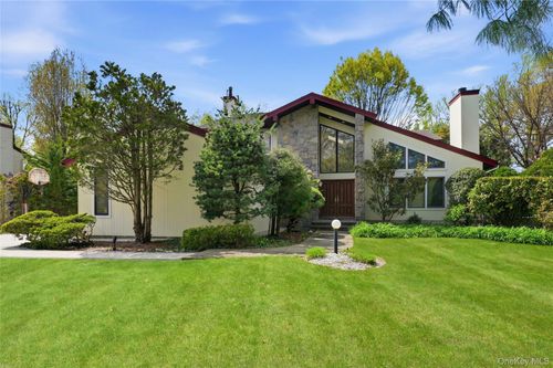 18 Aldgate Dr W, Manhasset, NY, 11030-3951 | Card Image