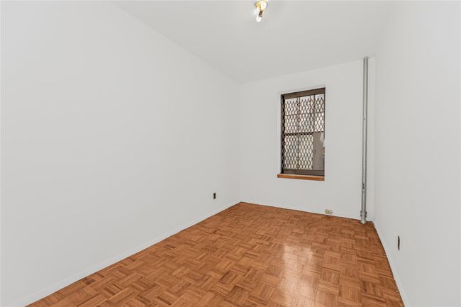 Unfurnished room with baseboards | Image 22