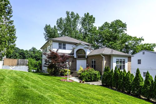 53 Vista Hill Rd, Great Neck, NY, 11021-1527 | Card Image