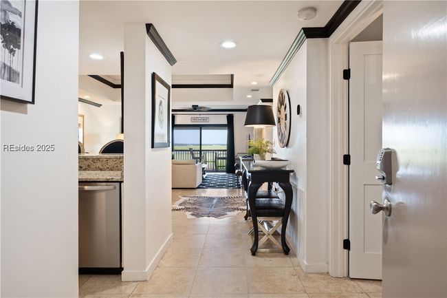 APT-240 - 2 Shelter Cove Ln, Condo with 2 bedrooms, 2 bathrooms and null parking in Hilton Head Island SC | Image 4