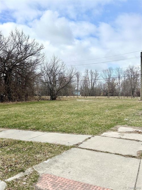 3098 Parker St, Detroit, MI, 48214-1852 | Card Image